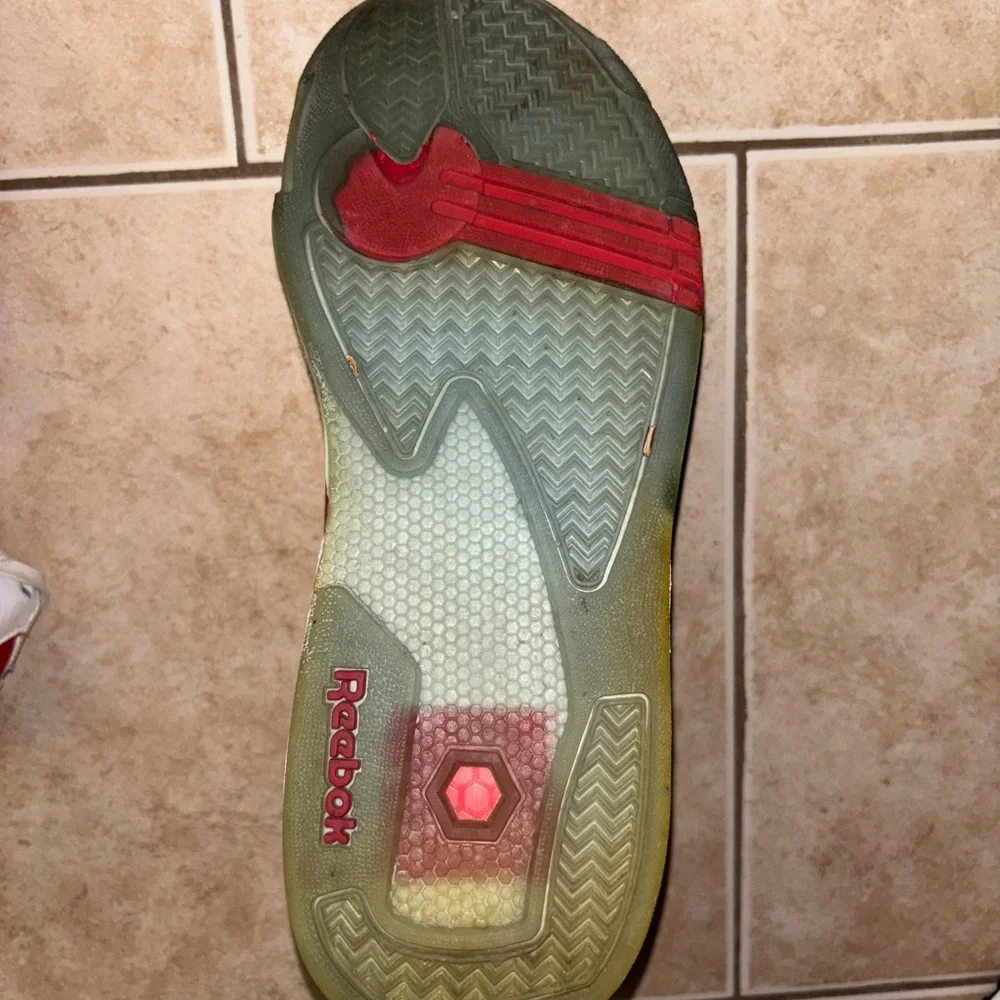 Reebok Pump Sneakers Red and White - Picture 8 of 9